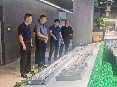 高玉波董事长、席广恒总经理对轨道院布展区视察指导